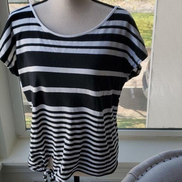 Black And White Top | Medium - Picture 1 of 4
